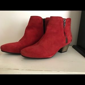 Red suede boots, 6